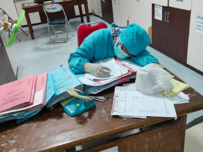 Lonjakan kasus COVID 19 di Kota Kediri membuat nakes RSUD Gambiran mulai kelelahan. Mereka bekerja lebih ekstra dengan risiko tinggi.