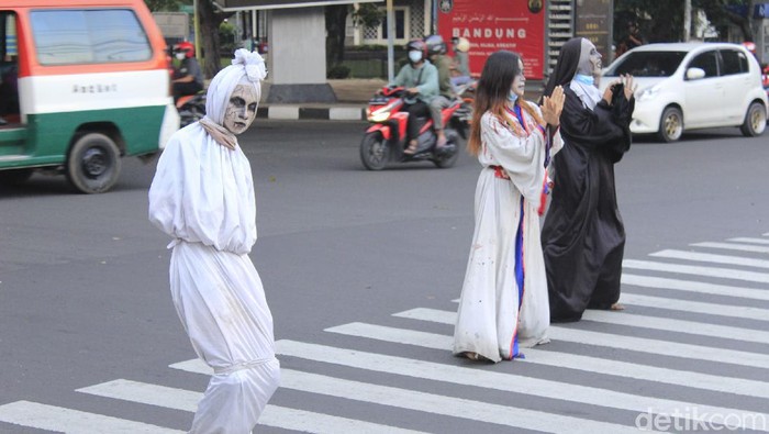 Sejumlah sosok hantu menghibur pengendara di Jalan Dago Bandung