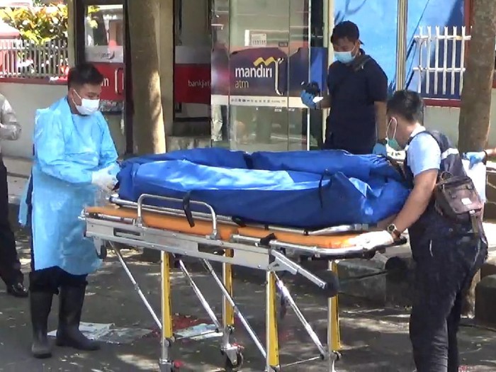 Seorang tukang becak tewas dibacok rekannya sendiri di Jalan Lingkar Alun-Alun Trenggalek. Korban mengalami luka serius di bagian leher.
