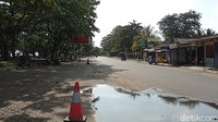 Kawasan pantai timur, pusat kuliner seafood pantai timur, pantai barat, Taman Pangandaran Sunset, pusat oleh-oleh semuanya sepi. Roda ekonomi seakan berhenti.