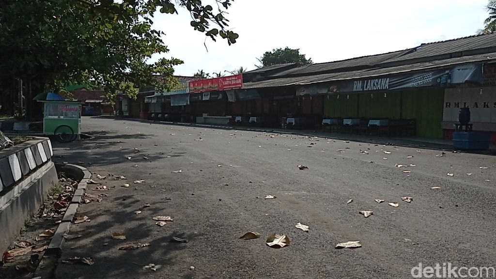 Sepinya Pantai Pangandaran tanpa wisatawan