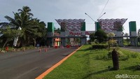 Tapi Jeje mengatakan peningkatan kasus Corona di seluruh wilayah Jawa Barat telah membuat kunjungan wisata ke Pangandaran mengalami penurunan. Terbukti akhir pekan lalu sebelum ditutup, kunjungan wisatawan relatif sepi.