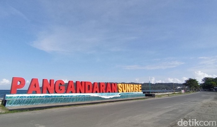 Sepinya Pantai Pangandaran tanpa wisatawan