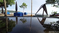 Kalau pun ada yang terlihat lalu lalang adalah warga setempat dan nelayan