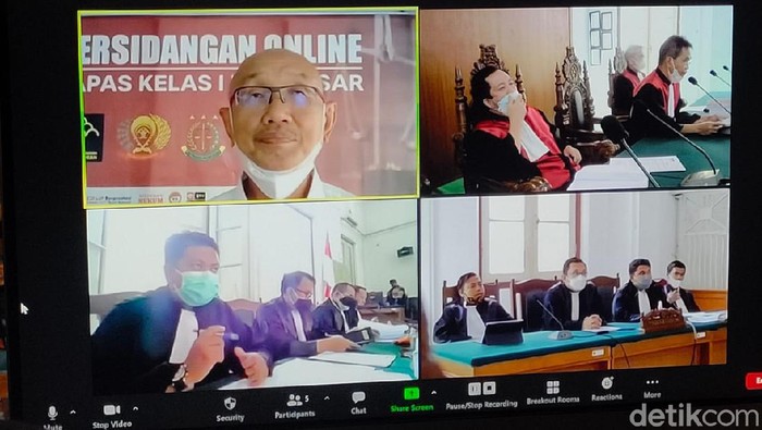 Sidang terdakwa Agung Sucipto alias Anggu di Pengadilan Tipikor Makassar (Hermawan/detikcom).