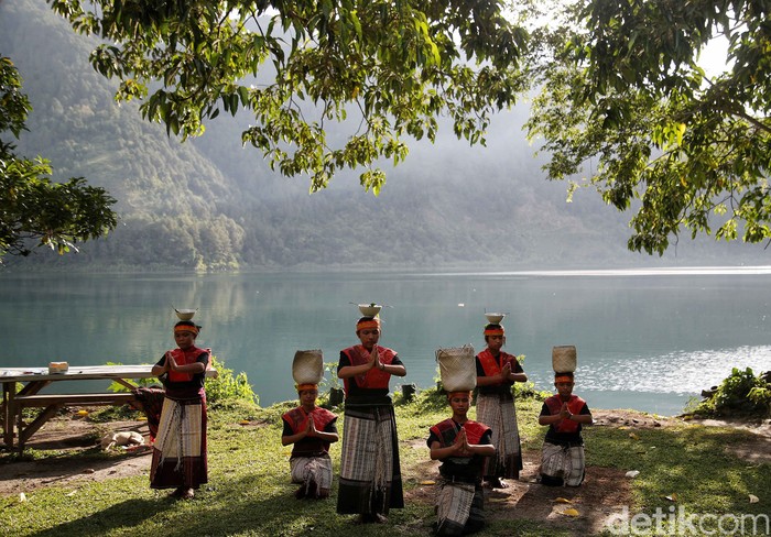 Sanggar tari dari PT Inalum mementaskan tarian Sipitu Cawan di Desa Meat, Kabupaten Toba, Sumatera Utara. Tarian khas Sumut ini tergolong sakral.