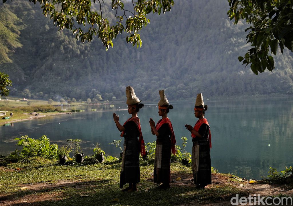 Sipitu Cawan, Tarian Sakral Batak untuk Sambut Raja Sanggar tari dari PT Inalum mementaskan tarian Sipitu Cawan di Desa Meat, Kabupaten Toba, Sumatera Utara. Tarian khas Sumut ini tergolong sakral.