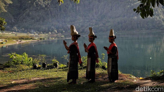 Sanggar tari dari PT Inalum mementaskan tarian Sipitu Cawan di Desa Meat, Kabupaten Toba, Sumatera Utara. Tarian khas Sumut ini tergolong sakral.