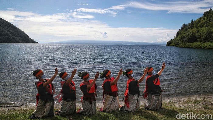 Sipitu Cawan, Tarian Sakral Batak untuk Sambut Raja Sanggar tari dari PT Inalum mementaskan tarian Sipitu Cawan di Desa Meat, Kabupaten Toba, Sumatera Utara. Tarian khas Sumut ini tergolong sakral.