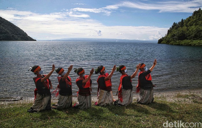 Sanggar tari dari PT Inalum mementaskan tarian Sipitu Cawan di Desa Meat, Kabupaten Toba, Sumatera Utara. Tarian khas Sumut ini tergolong sakral.
