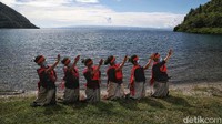 Healing tipis-tipis memandangi Danau Toba. Cuaca mendukung untuk kembali ke kasur. Namun, keindahan alam di sini justru memberi energi bekerja di akhir pekan tulis Erick Thohir di akun Twitternya(.: Pradita Utama)