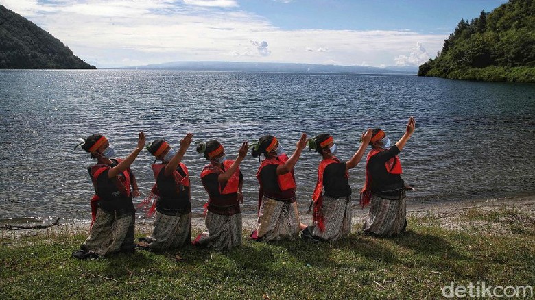 Sipitu Cawan, Tarian Sakral Batak untuk Sambut Raja Sanggar tari dari PT Inalum mementaskan tarian Sipitu Cawan di Desa Meat, Kabupaten Toba, Sumatera Utara. Tarian khas Sumut ini tergolong sakral.