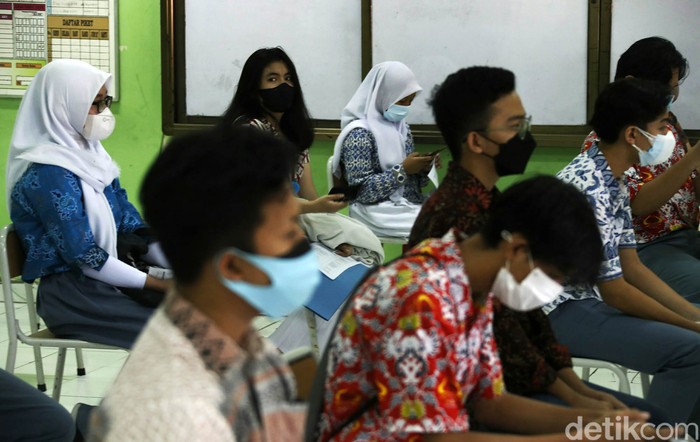 Vaksinasi COVID-19 untuk usia anak 12-17 tahun resmi dimulai. Hari ini, sekitar 100 siswa dan siswi SMAN 20 divaksinasi COVID-19.