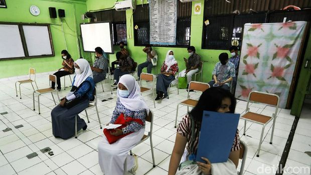 Vaksinasi COVID-19 untuk usia anak 12-17 tahun resmi dimulai. Hari ini, sekitar 100 siswa dan siswi SMAN 20 divaksinasi COVID-19.