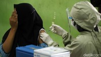 Vaksin Corona untuk anak ini menggunakan vaksin Sinovac yang izin penggunaannya telah diberikan oleh Badan Pengawas Obat dan Makanan (BPOM).