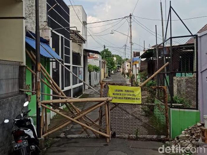Suasana Kampung di Jagalan Solo yang dilockdown karena 40 warganya positif COVID-19, Kamis (1/7/2021).