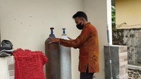 Sugi (58) warga di Kecamatan Bandar, dilokasi yang sama, mengatakan dirinya sebelumnya mencari di wilayah Kecamatan Bandar, tidak ada. Akhirnya, ke Kota Batang dan baru menemukan. Ia membeli baru satu set tabung oksigen ukuran 1 meter kubik dan regulatornya.