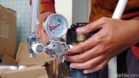Permintaan naik dengan ketersediaan stok terbatas, membuat harga Tabung oksigen pun melambung. Sebut saja tabung kecil ukuran 0,3 meter kubik dari harga lama Rp 550 ribu menjadi Rp 700 ribu. Sedangkan tabung ukuran 1 meter kubik harga lama Rp 650 ribu menjadi Rp 1,4 juta. Untuk tabung besar berukuran 6 meter kubik harga lama Rp 1,7 juta menjadi Rp 3 juta.