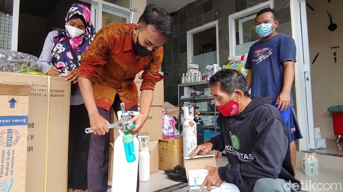 Tabung Oksigen Langka, Harga Langsung Melambung Kelangkaan oksigen kian menjadi, di tengah pendemi corona kali ini. Akibatnya, harga melambung karena banyaknya permintaan dengan keterbatasan stok yang ada.