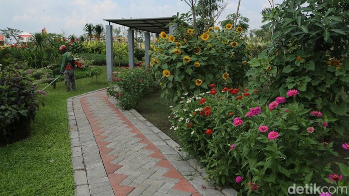 Pemkot Surabaya melakukan berbagai langkah untuk membendung lonjakan kasus COVID-19. Wali Kota Eri Cahyadi juga menutup sementara tempat wisata.