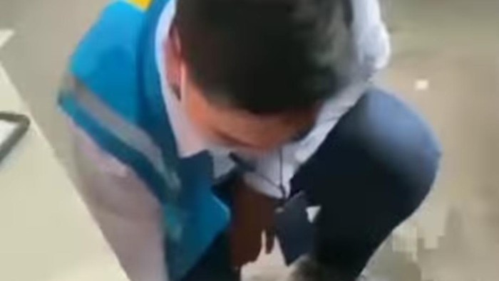 Tangkapan layar video viral petugas PLN dilempari uang oleh penunggak listrik (dok. Istimewa).