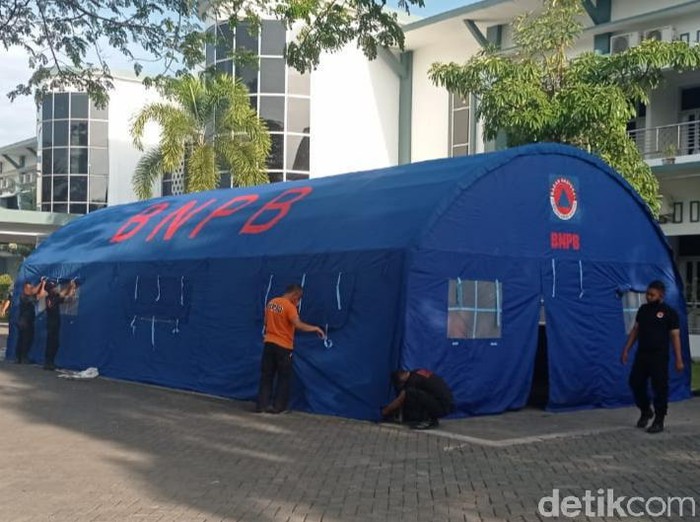 Sebanyak 111 nakes di Bojonegoro terpapar COVID-19 selama pandemi COVID-19. Di mana 14 di antaranya meninggal dunia.