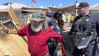 Seorang gelandangan, Jeff Chase mencoba bertahan dari penggusuran di tendanya (29/6). Sesuai keputusan pengadilan, kawasan teluk San Francisco harus bersih dari para tunawisma. Sherry LaVars/Marin Independent Journal via AP