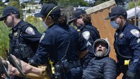 Polisi mengamankan tunawisma yang tidak mau digusur, di di Dunphy Park, Sausalito, California, AS (29/6). Maraknya gelandangan menjadi masalah kota yang cukup masif di negara bagian terbesar di AS ini. Sherry LaVars/Marin Independent Journal via AP