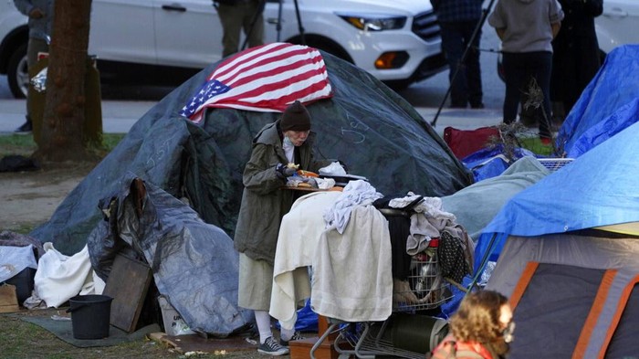 Polisi mulai menggusur pemukiman kumuh yang terbuat dari tenda para gelandangan di California. Dewan kota sedang mengusulkan tempat relokasi.