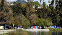 Deretan rumah liar yang terbuat dari tenda terlihat di Echo Park, 3 bulan lalu (26/3). Para gelandangan tersebut akan digusur mulai Kamis (1/7), AP Photo/Damian Dovarganes