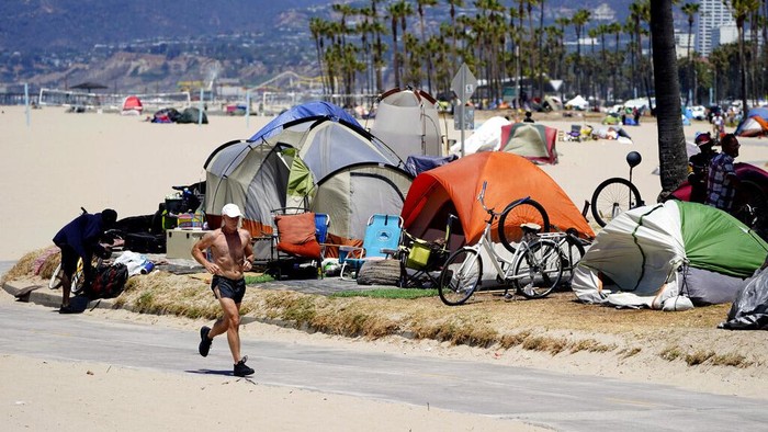 Ternyata di AS Orang Miskin Juga Kena Penggusuran Polisi mulai menggusur 'pemukiman kumuh' yang terbuat dari tenda para gelandangan di California. Dewan kota sedang mengusulkan tempat relokasi.