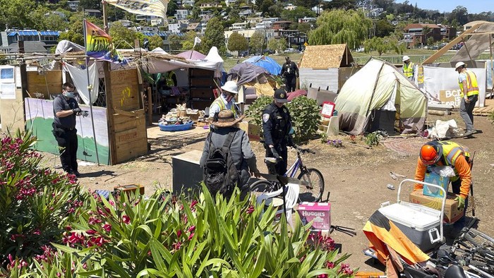 Ternyata di AS Orang Miskin Juga Kena Penggusuran Polisi mulai menggusur 'pemukiman kumuh' yang terbuat dari tenda para gelandangan di California. Dewan kota sedang mengusulkan tempat relokasi.
