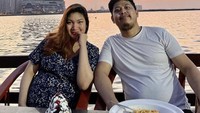 Meski humoris, Tretan bisa juga jadi sosok suami yang romantis. Ini posenya saat makan bareng sang istri, dengan pasta dan es krim serta pemandangan alut yang keren. Foto: Instagram @tretanmuslim