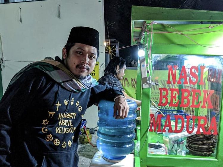 Tetap Lucu Meski Sedang Makan, Aksi Kocak Tretan Muslim Saat Makan Nasi Bebek