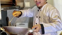 Sebut dirinya sebagai ‘Pro Chef’, Tretan sering nih unggah foto-foto serunya saat tengah masak di dapur rumahnya. Foto: Instagram @tretanmuslim