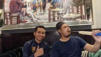 Menikmati hidangan khas Timur Tengah, dengan shisha jadi cara Tretan untuk bersantai dan berkumpul bersama teman-temannya. Foto: Instagram @tretanmuslim