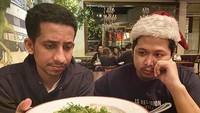 Terakhir ini tatapan bingung Tretan saat disuruh menyantap hidangan klasik khas Western, yang tidak familiar untuk selera makannya.  Foto: Instagram @tretanmuslim