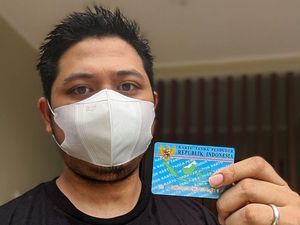 Kritik Ribetnya Bikin KTP, Tretan Muslim Sarankan Calo Diangkat Jadi PNS