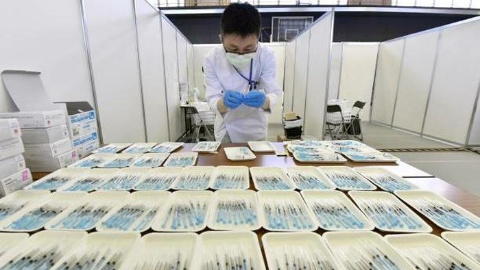 Jepang bersiap memberikan bantuan 2 juta dosis vaksin kepada Indonesia. Diperkirakan vaksin tersebut akan tiba di bulan Juli.