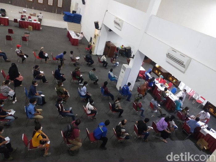 Warga di Surabaya begitu antusias mengikuti vaksinasi COVID-19. Seperti yang tampak di gerai vaksinasi yang ada di Polrestabes Surabaya.