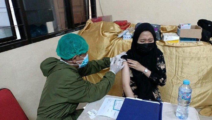Warga RT 003 RW 011 Kelurahan Palmerah, Jakbar, menjalani vaksinasi COVID-19