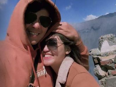 Mesra Banget! Via Vallen Dipeluk Chevra Yolandi saat Kedinginan di Bromo