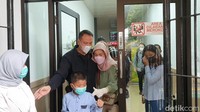 Ya semua harus dijalankan udah nggak ada pilihan apapun. Tapi ya semua pasti kuasa hukum sudah melakukan upaya yang baik, kata Vicky Prasetyo yang menangis dan siap menunggu vonis dari majelis hakim. Foto: Pingkan/detikHOT