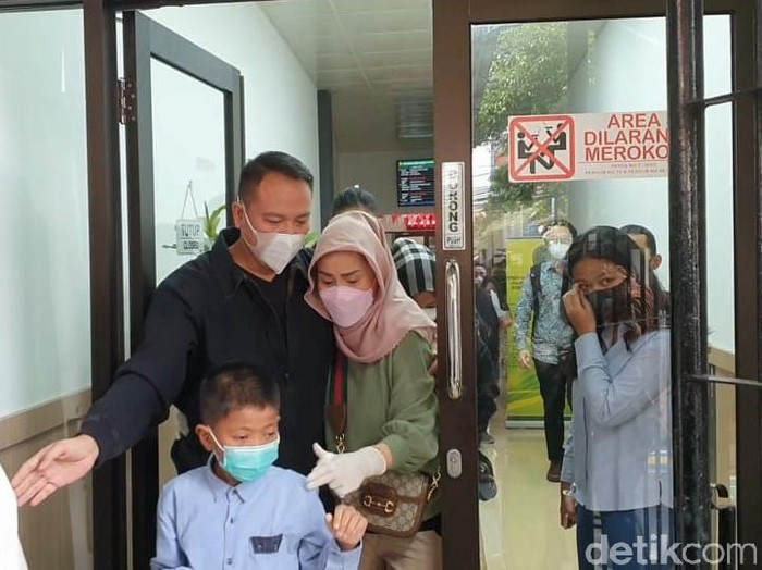 Vicky Prasetyo menangis dituntut 8 bulan penjara