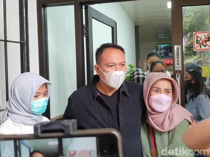 Vicky Prasetyo menangis dituntut 8 bulan penjara