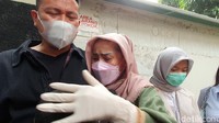Ibunda tak lepas merangku Vicky Prasetyo yang menangis. Foto: Pingkan/detikHOT