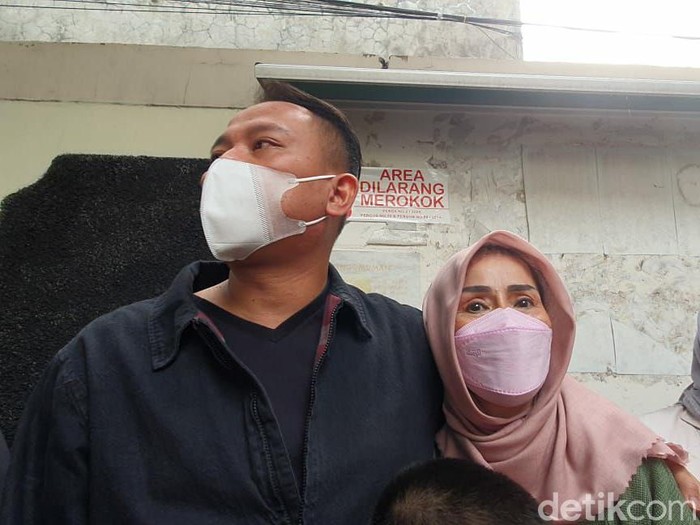 Vicky Prasetyo menangis dituntut 8 bulan penjara