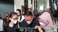 Vicky Prasetyo dalam sidang kali ini didampingi oleh Kalina Oktarani dan juga ibu dan adik-adiknya di Pengadilan Negeri Jakarta Selatan. Foto: Pingkan/detikHOT