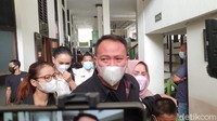 Jaksa Penuntut Umum (JPU) menuntut Vicky Prasetyo 8 bulan penjara. Wajah Vicky Prasetyo terlihat merah dan berlinang air mata. Foto: Pingkan/detikHOT