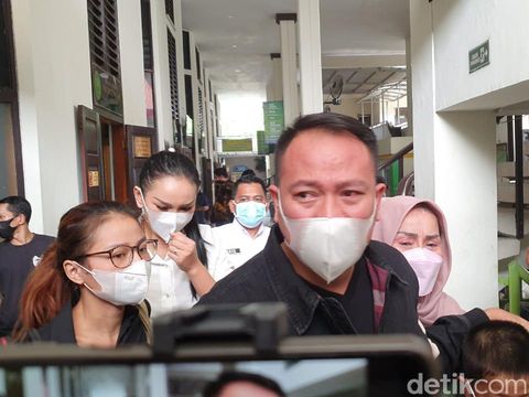 Vicky Prasetyo menangis dituntut 8 bulan penjara